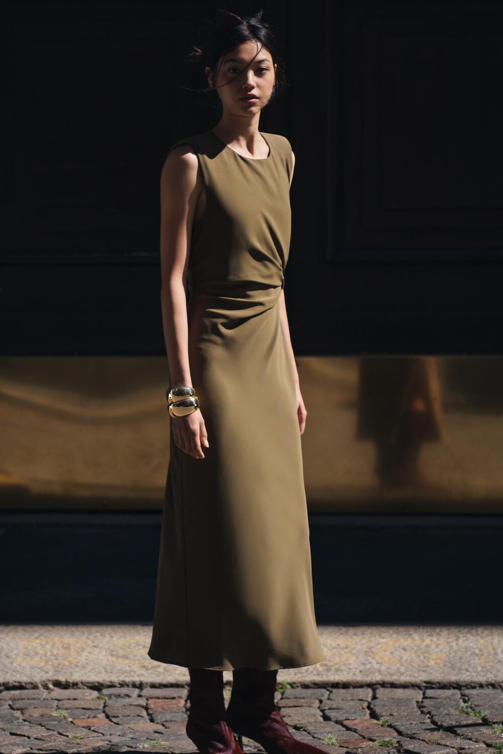 

Миди платье с подплечниками ZARA, оливково-зеленый