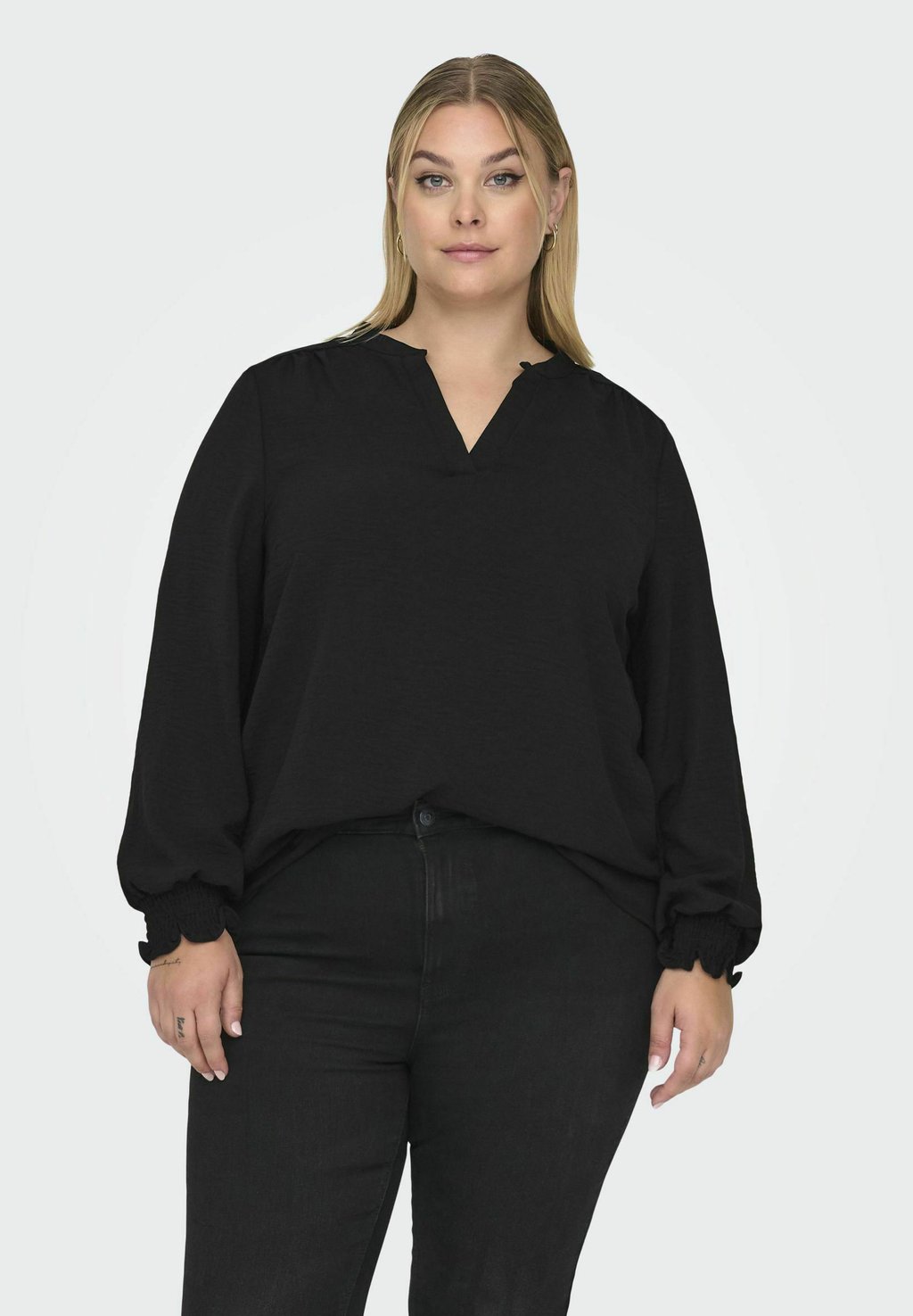 

Блуза CARMETTA LIFE V NECK ONLY Carmakoma, черный