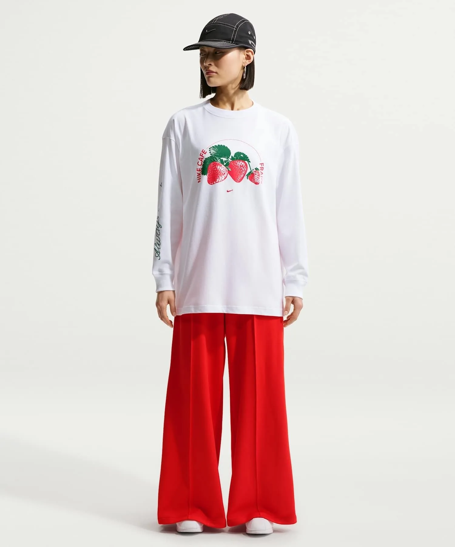 Женская футболка с длинным рукавом Nike Sportswear IR6977-100 белая — фото 4