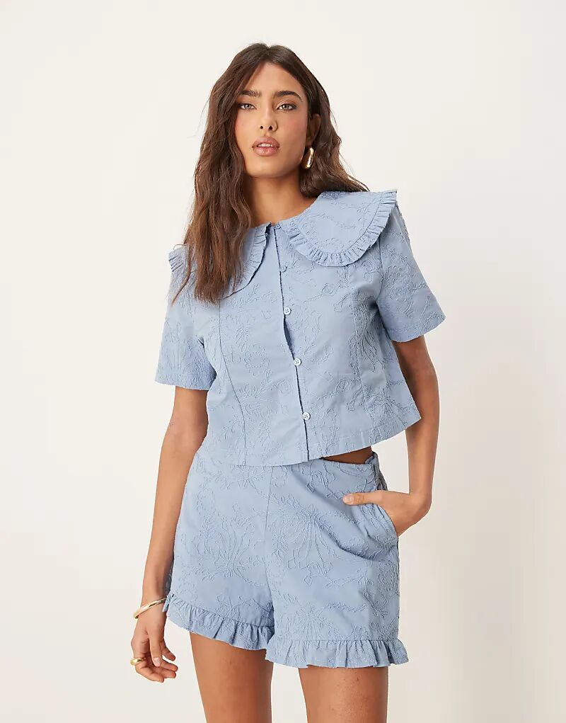 

Шорты с оборкой и цветочной вышивкой от ASOS DESIGN, синие