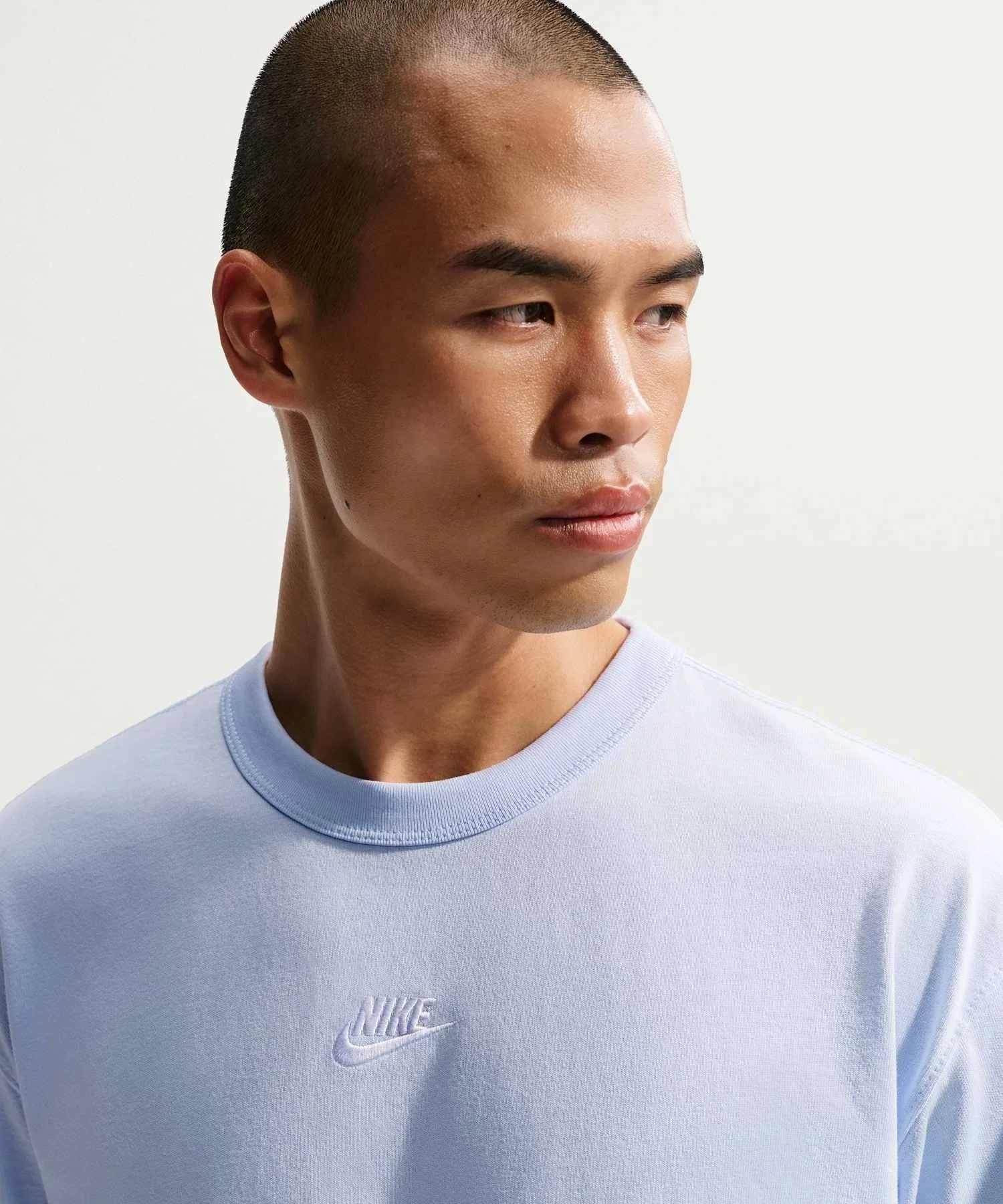 Мужская футболка Nike Sportswear Premium Essentials — фото 3
