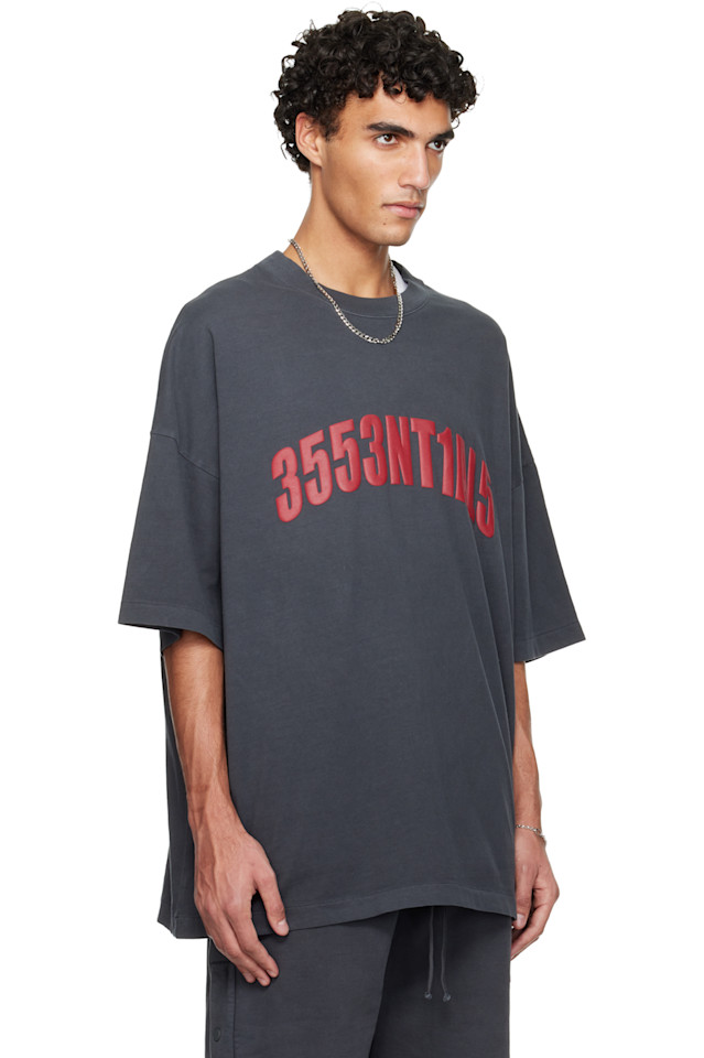 Fear Of God Essentials Серая праздничная футболка "Чикаго" в стиле 90-х — фото 2