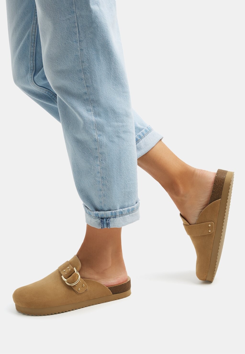 

Туфли-мюли на плоской подошве BUCKLED WITH STUD DETAILS Bershka, цвет beige