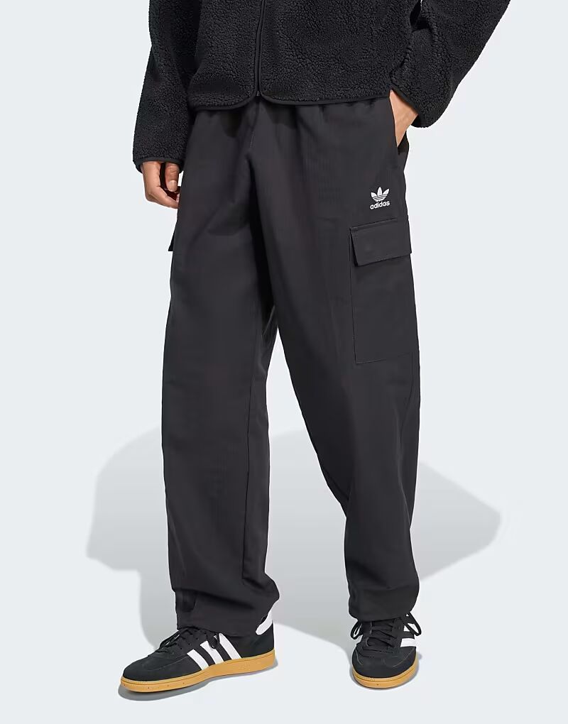 

Брюки, плетеные в черно-белой гамме Adidas Originals