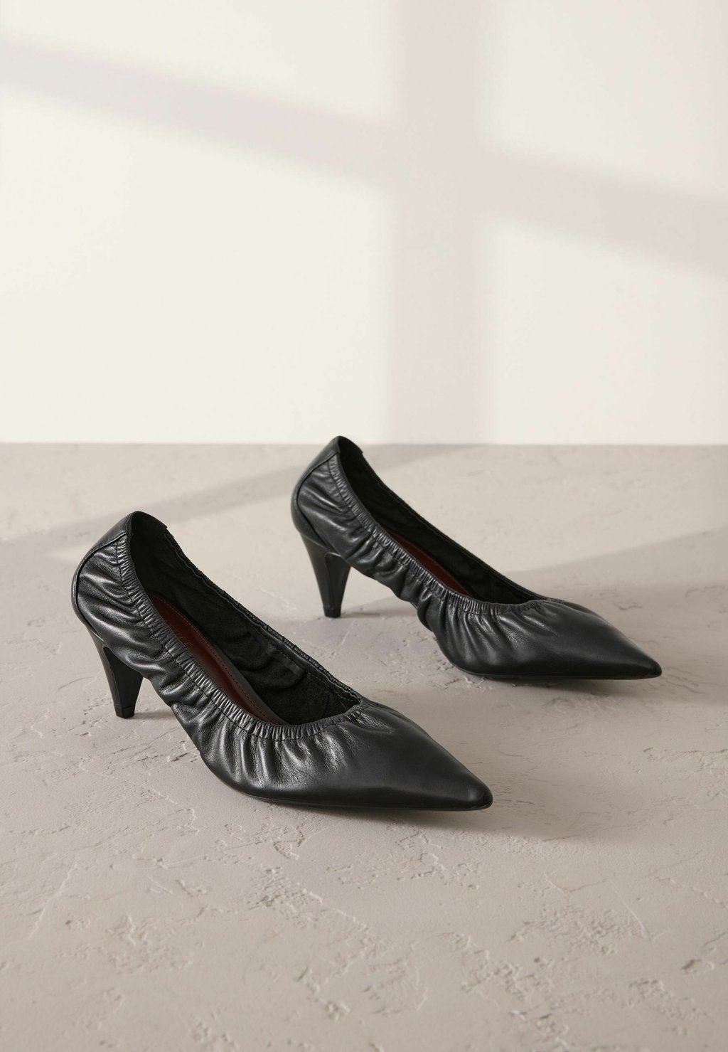 Классические туфли на каблуке REGULAR FIT - SIGNATURE PREMIUM SCRUNCHED POINTED COURT Next, черный — фото 2