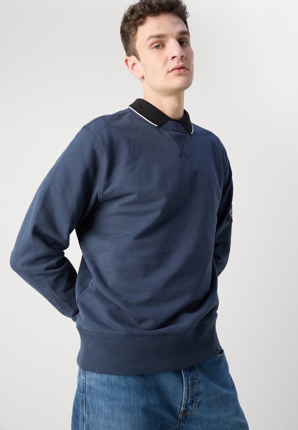 

Толстовка BADGE CREW NECK Calvin Klein, черный