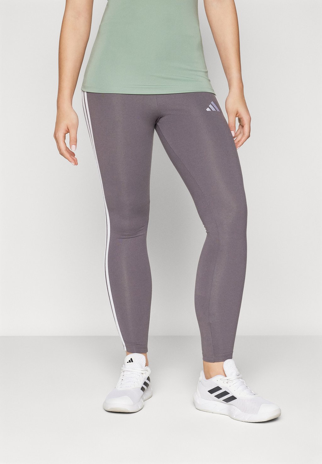 

Леггинсы ESSENTIALS 3-STRIPES LEGGINGS adidas Sportswear, серый