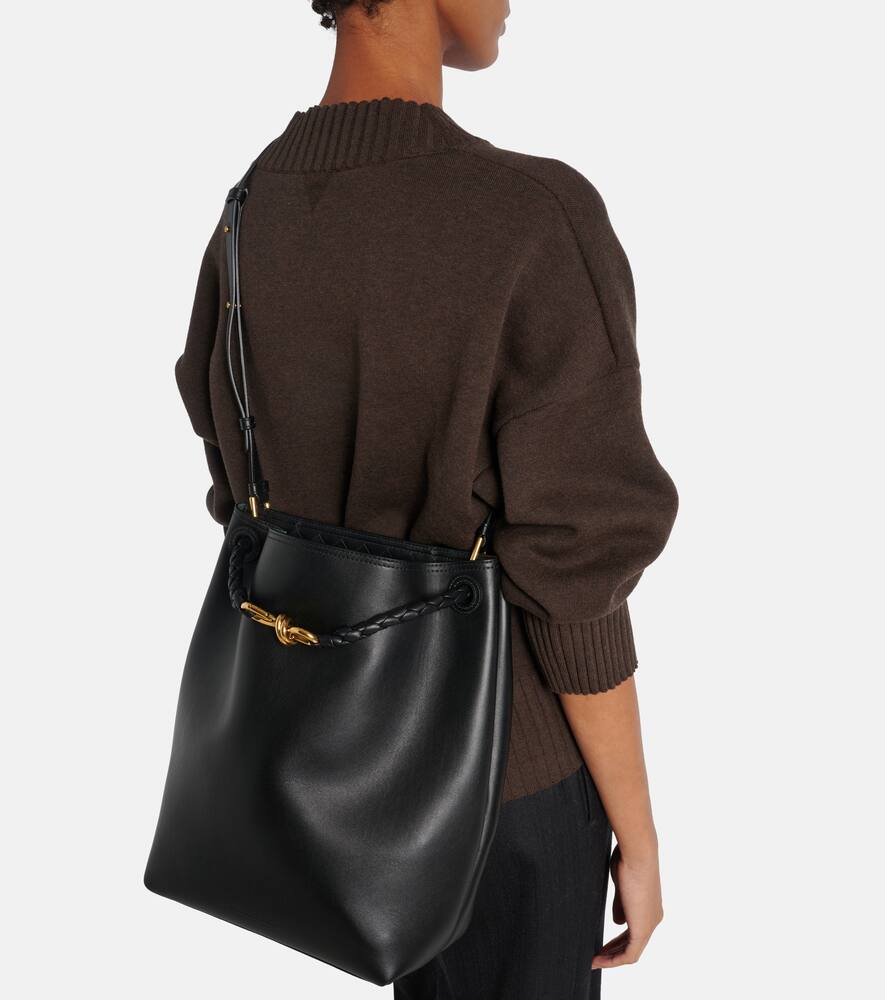 Кожаная сумка-ведерко Andiamo Small Bottega Veneta, Black-M Brass — фото 3