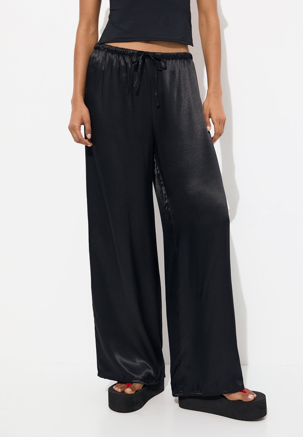 

Тканевые брюки PULL&BEAR, черный