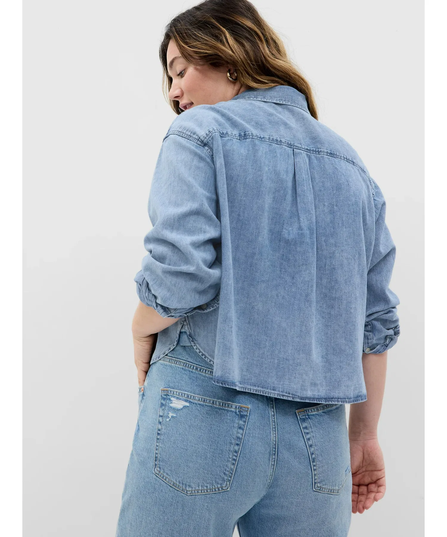 Женская джинсовая рубашка GAP укороченная — фото 4