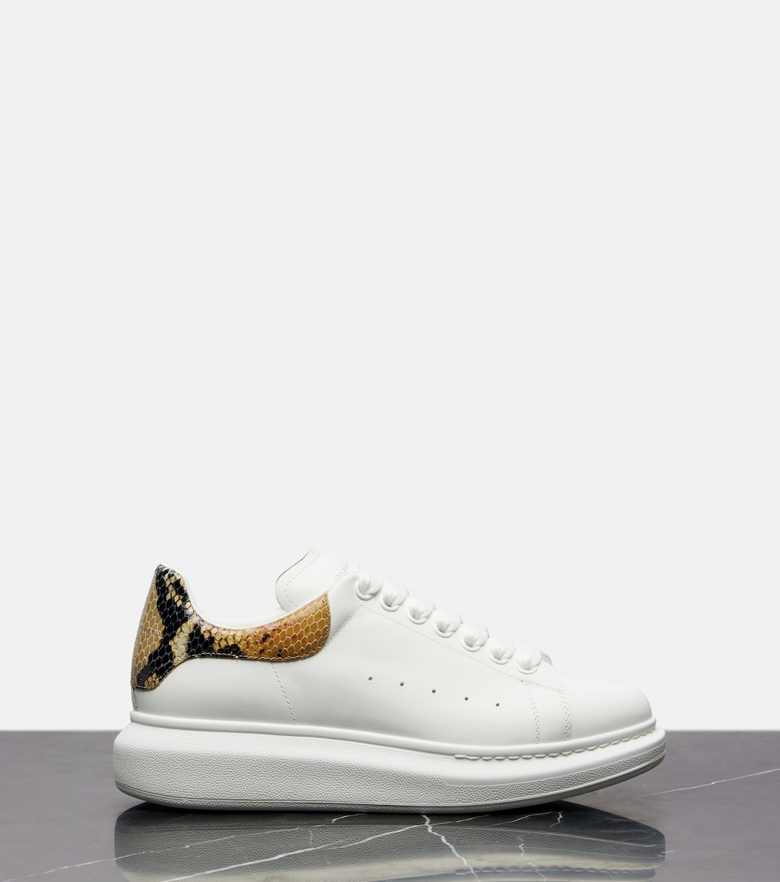 Массивные кеды из кожи с эффектом змеиной фактуры McQueen, White/Multicolor — фото 4