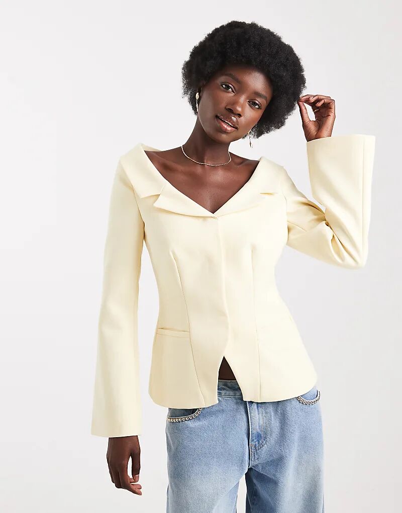 

Приталенный блейзер ASOS DESIGN с открытыми плечами цвета пахты
