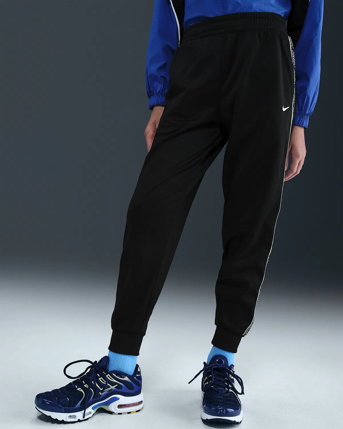 Детские спортивные штаны Nike Sportswear Club Dri-FIT, Black/Black/Black/White — фото 3