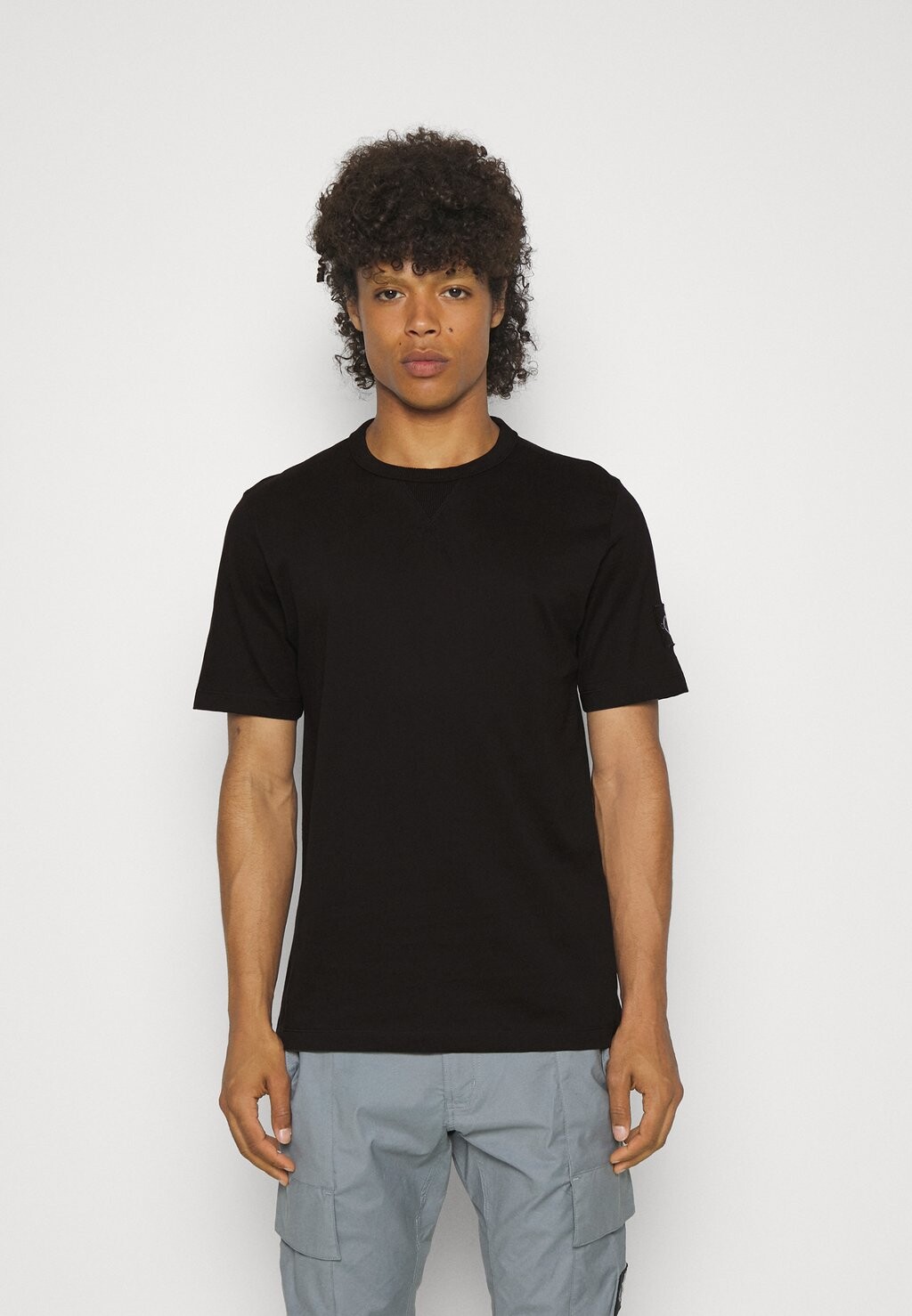

Базовая футболка Badge Regular Tee Calvin Klein Jeans, черный