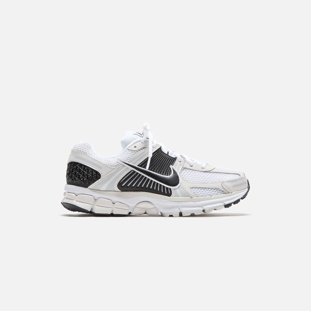 

Кроссовки Nike Zoom Vomero 5, цвет White/Black/Platinum Tint/Metallic Platinum