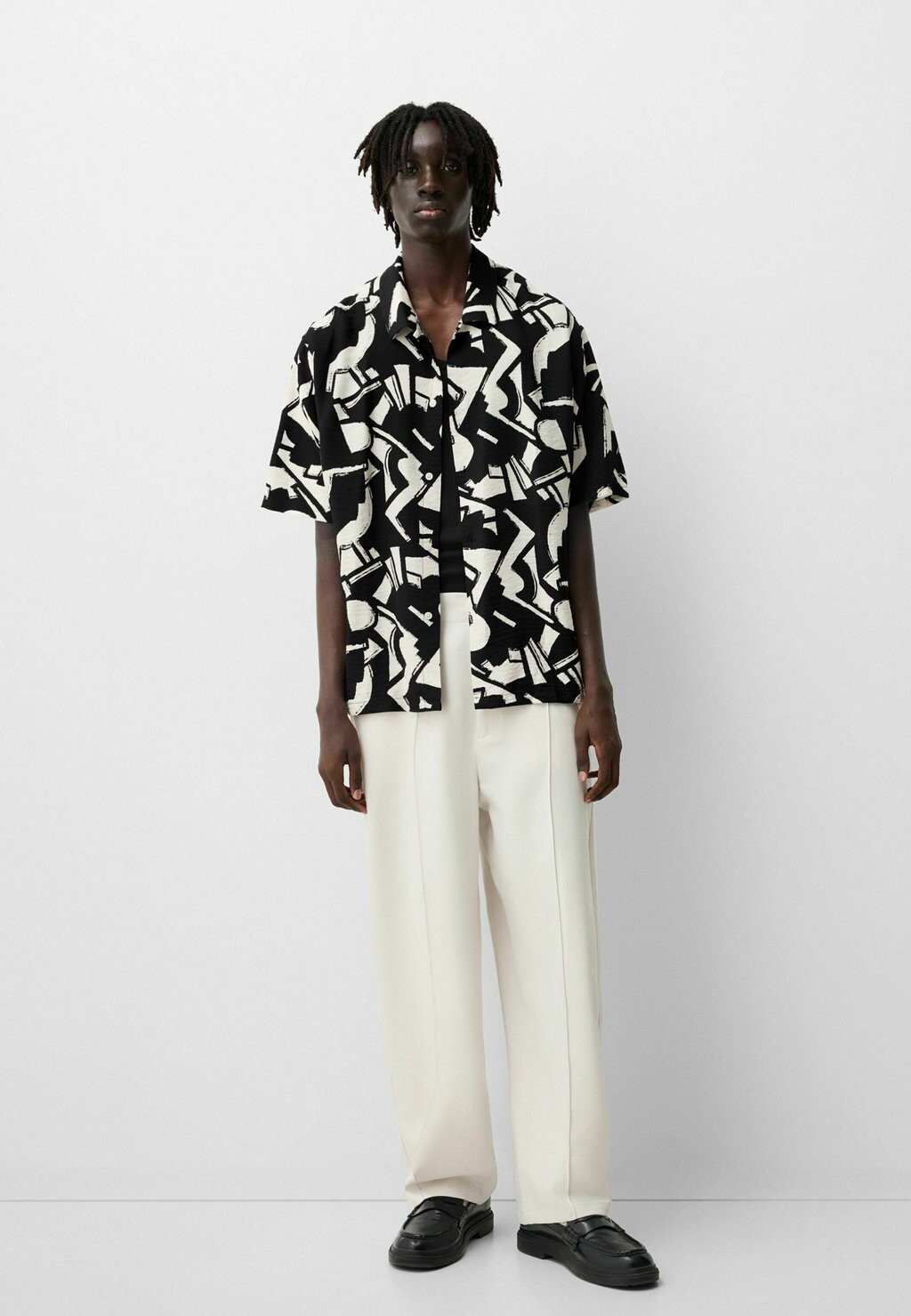 

Рубашка PRINTED SHORT SLEEVE Bershka, черный