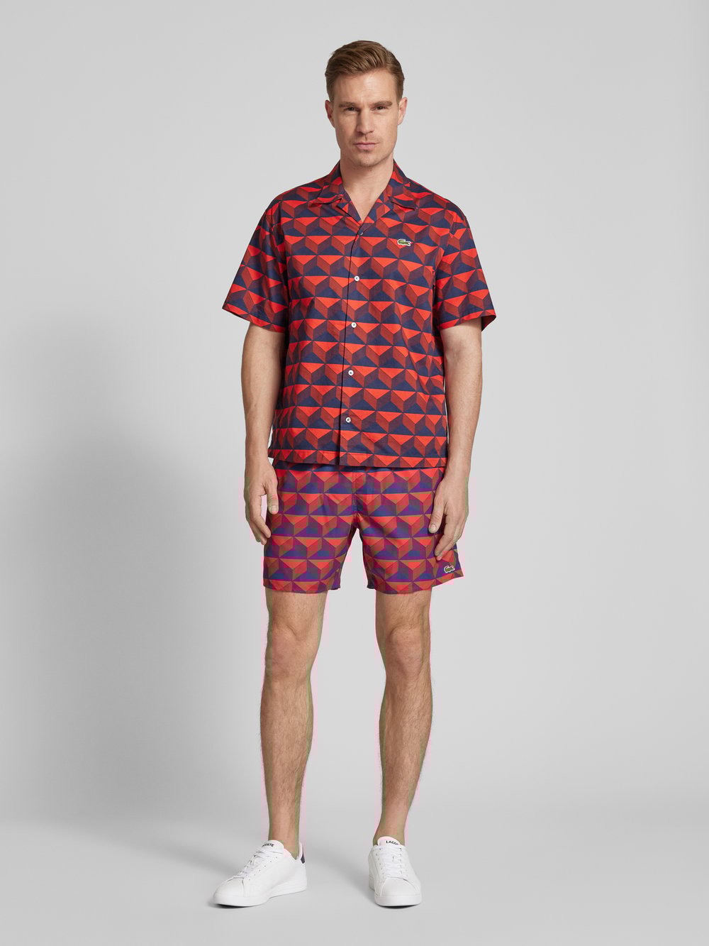 

Шорты с узором по всей поверхности Lacoste, красный