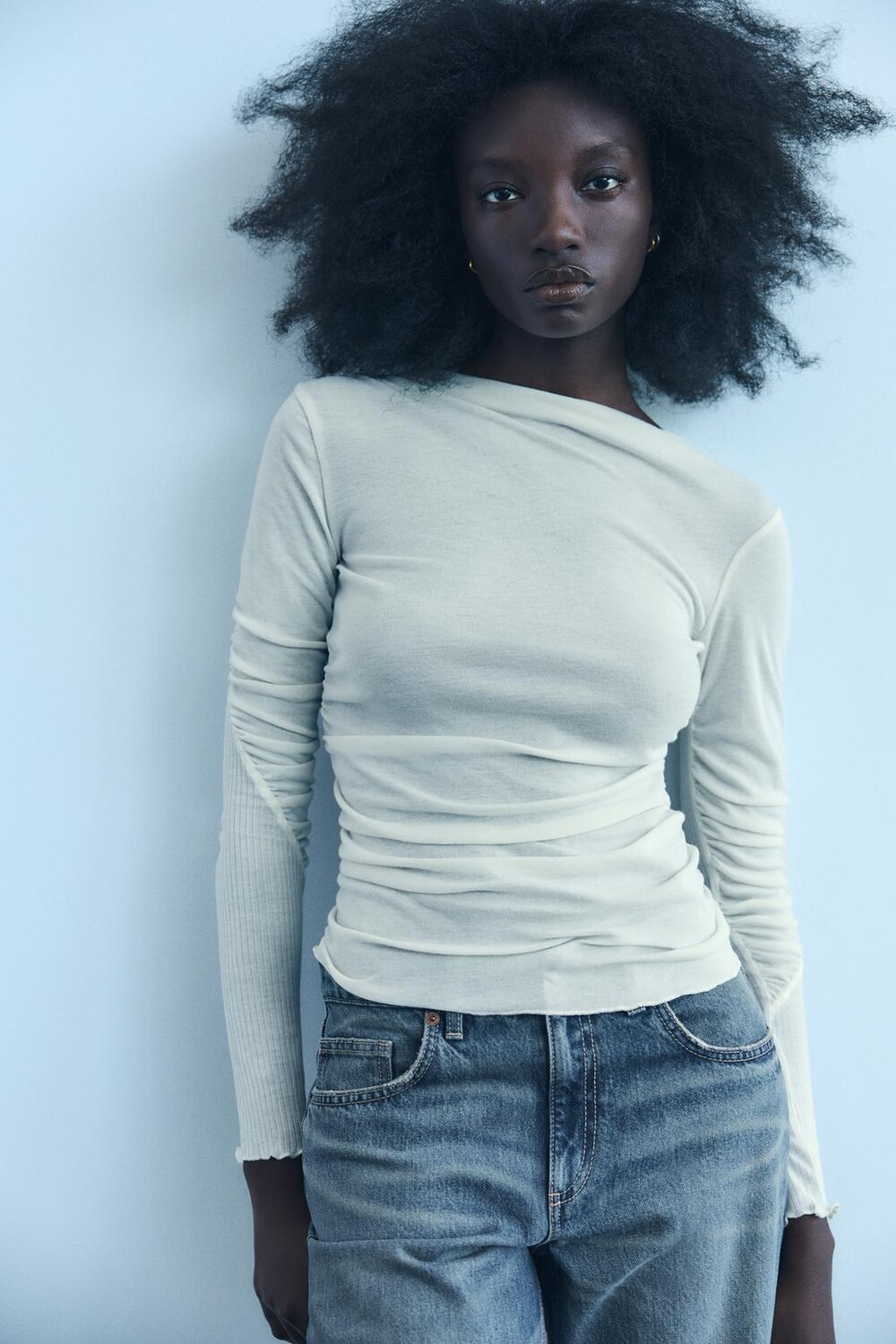 

Футболка с высоким воротом и сборкой ZARA, экрю