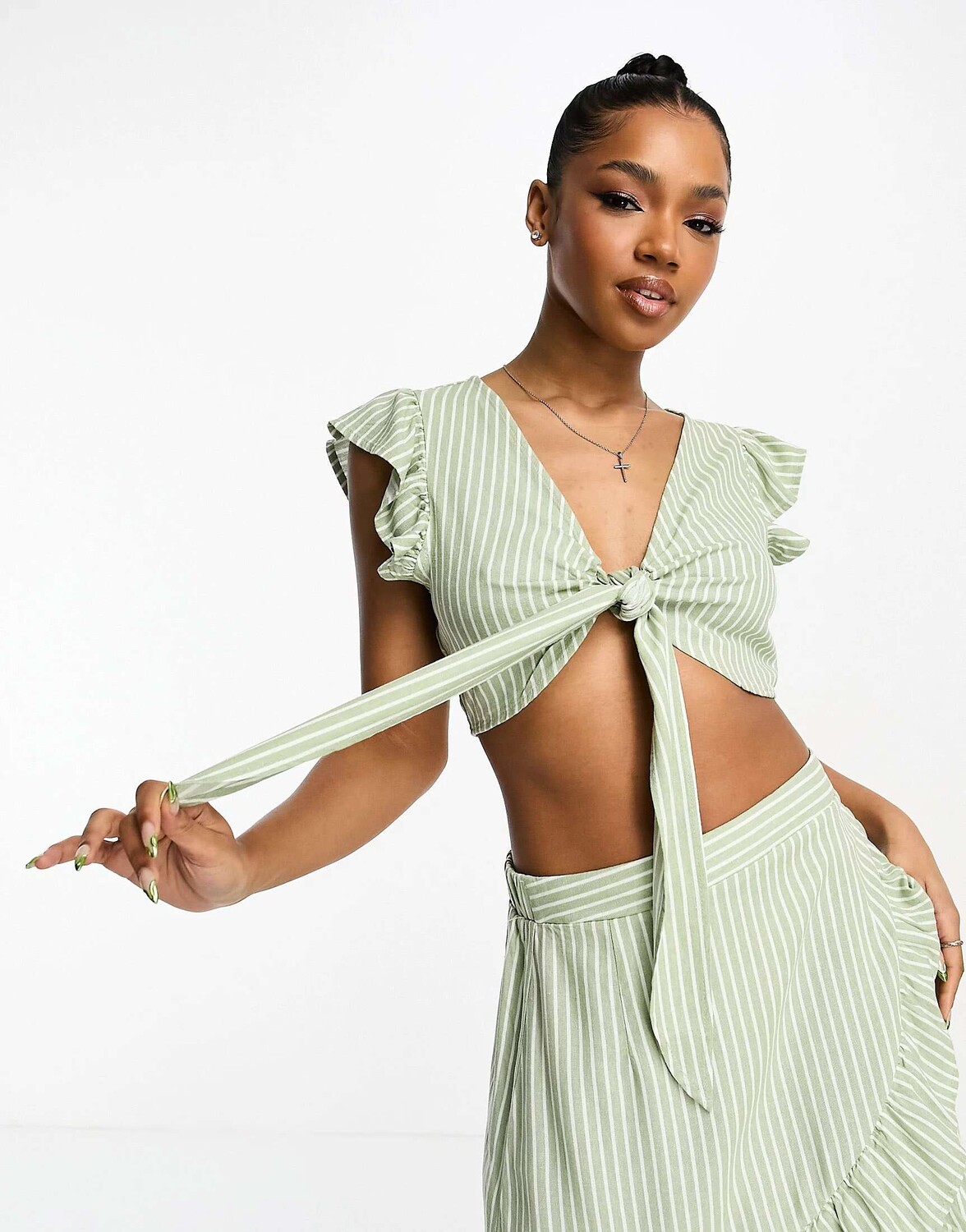 

Льняной укороченный топ с узлом спереди Vero Moda в зеленую полоску