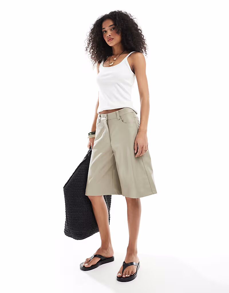 

Длинные шорты из искусственной кожи ASOS DESIGN в каменном цвете