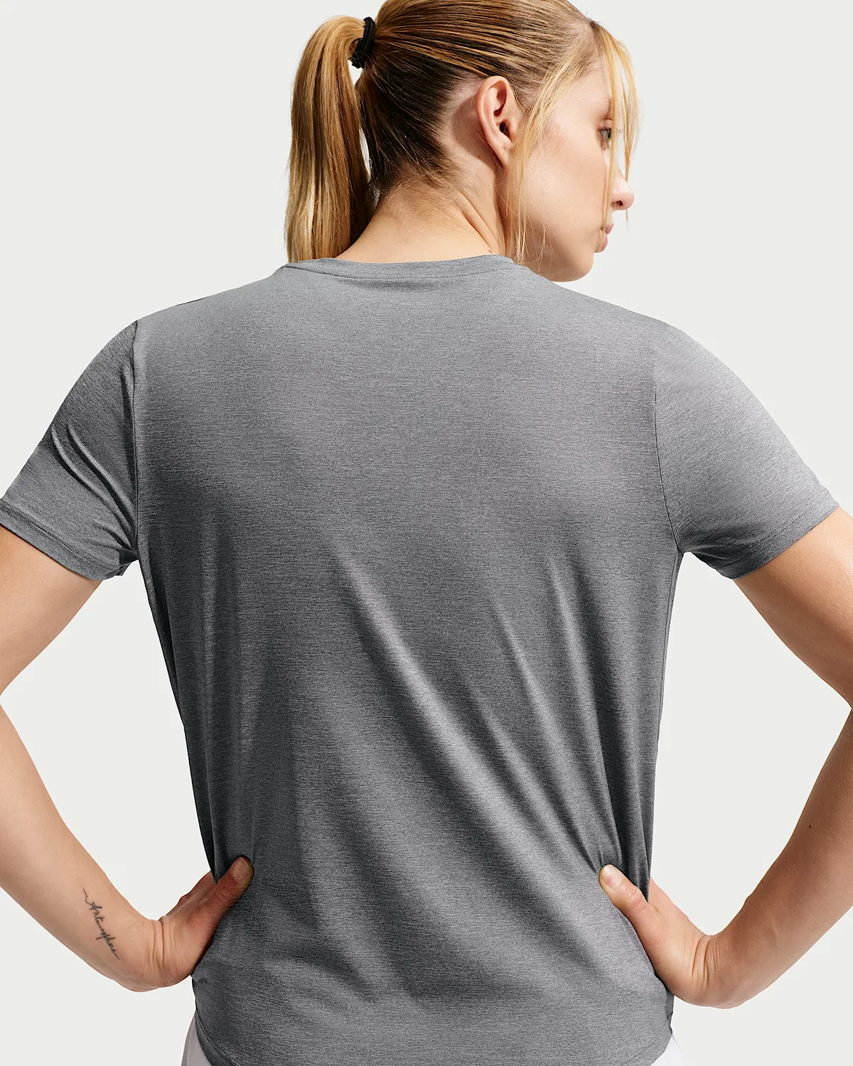 Женский топ Nike One Classic с коротким рукавом Dri-FIT, Smoke Grey/Heather/White — фото 2