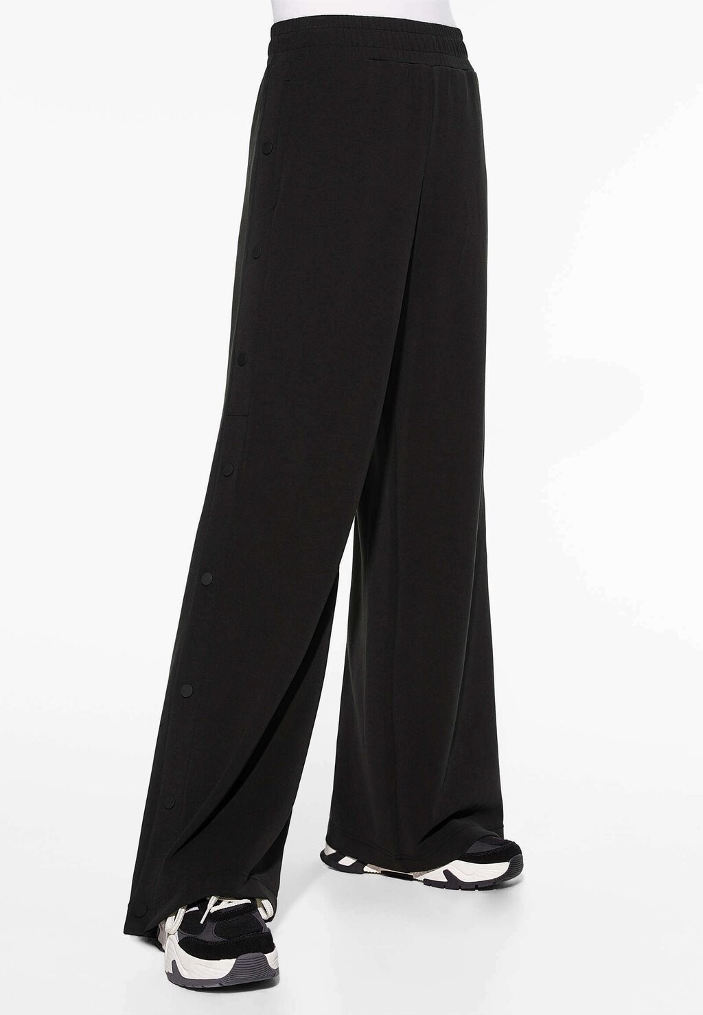 

Брюки SOFT TOUCH WIDE-LEG WITH BUTTONS OYSHO, цвет black