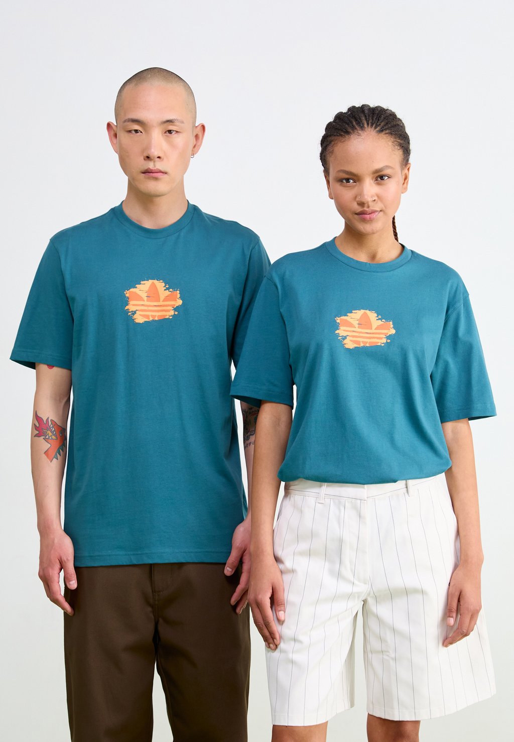 

Футболка с принтом GRAPHIC TEE UNISEX Adidas Originals, темно-зеленый