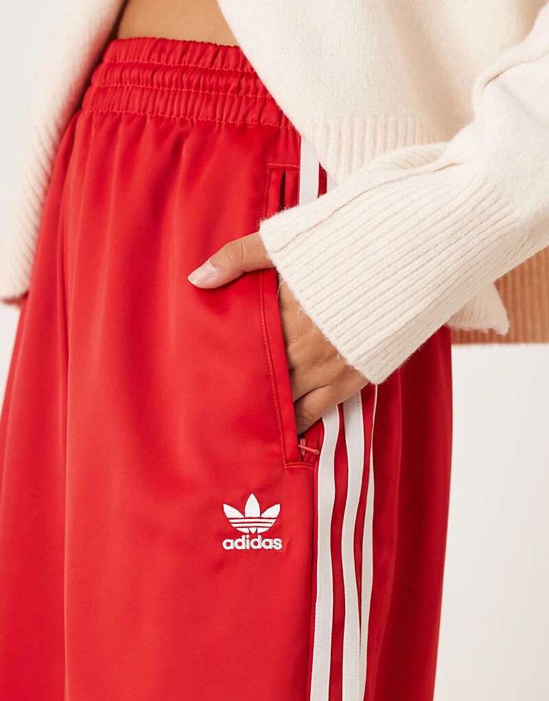 Широкие атласные брюки-джоггеры Adidas Originals красного цвета — фото 2
