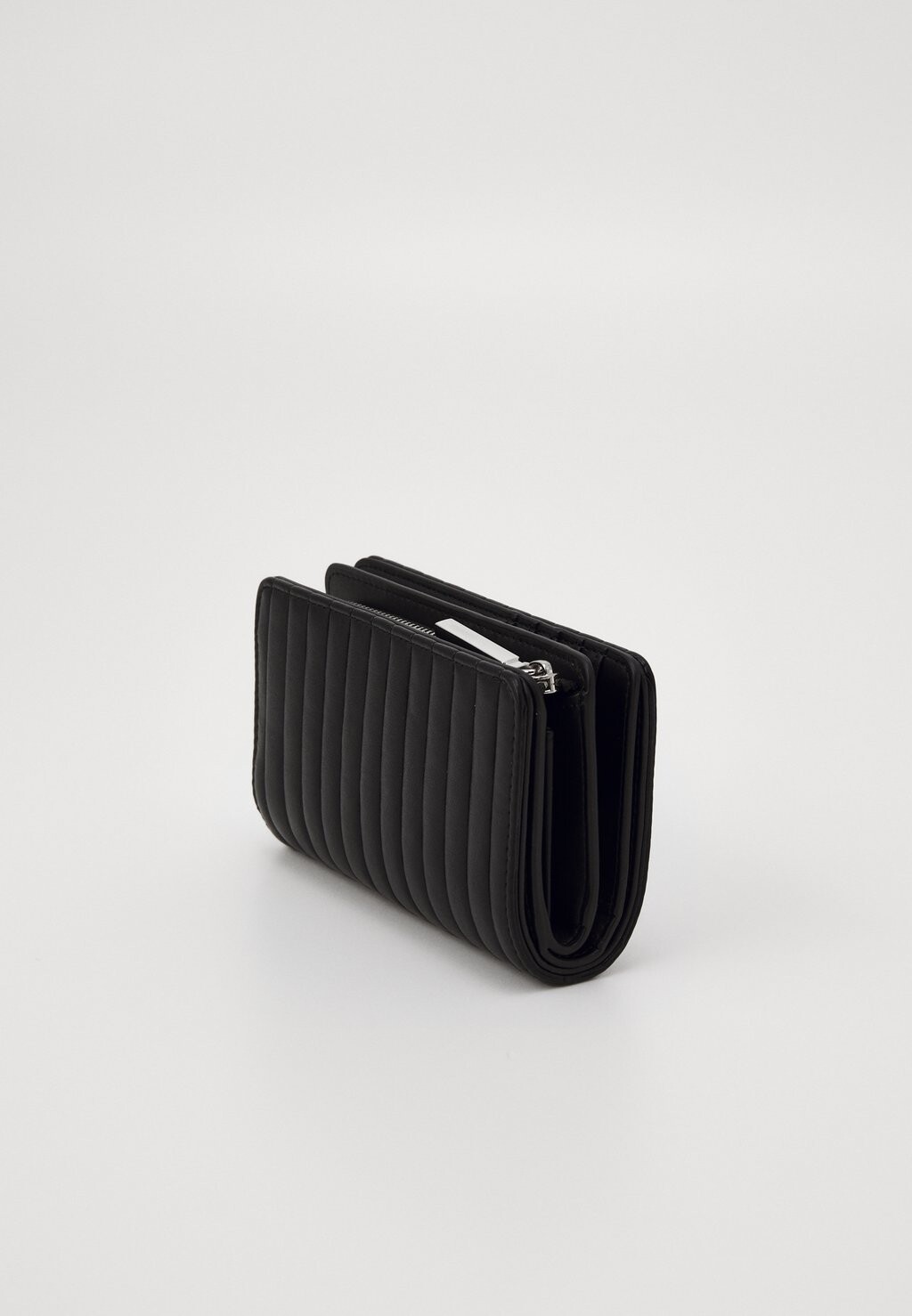 

Кошелек LINE QUILT MEDIUM BIFOLD Calvin Klein, черный