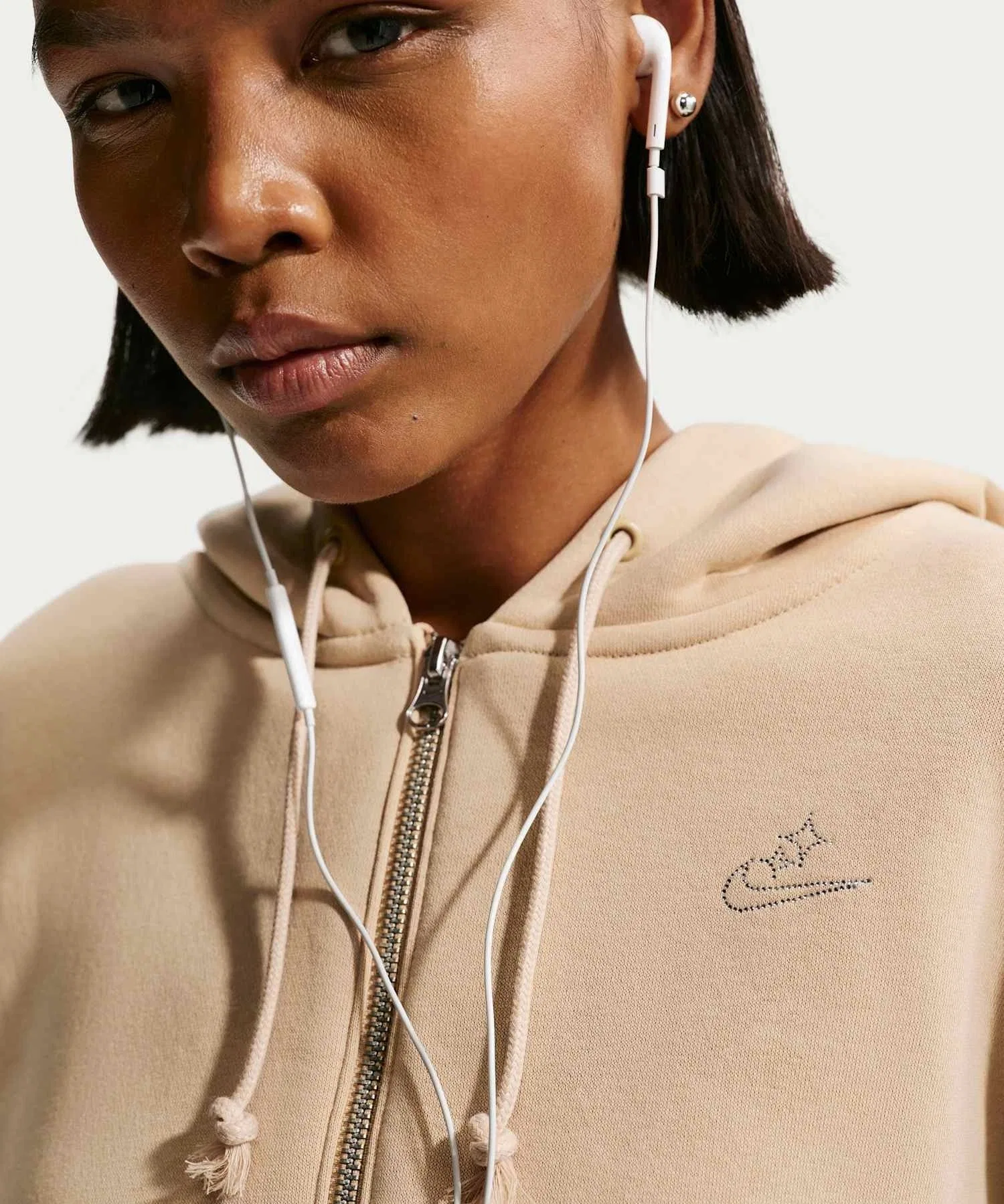 Женская свободная укороченная толстовка на молнии Nike Sportswear Phoenix Fleece IQ1256-248, цвет лен. — фото 3