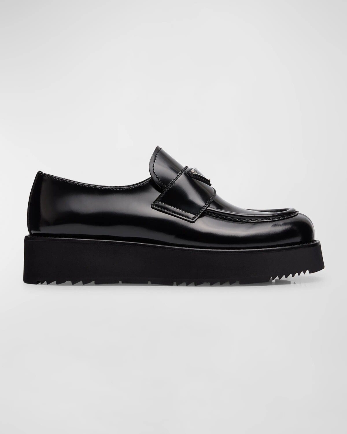 Кожаные лоферы на плоской подошве Prada, цвет Nero