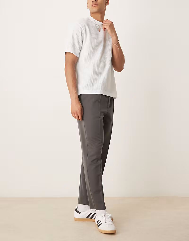 

ASOS DESIGN элегантные свободные зауженные брюки со складкой спереди в угольном цвете
