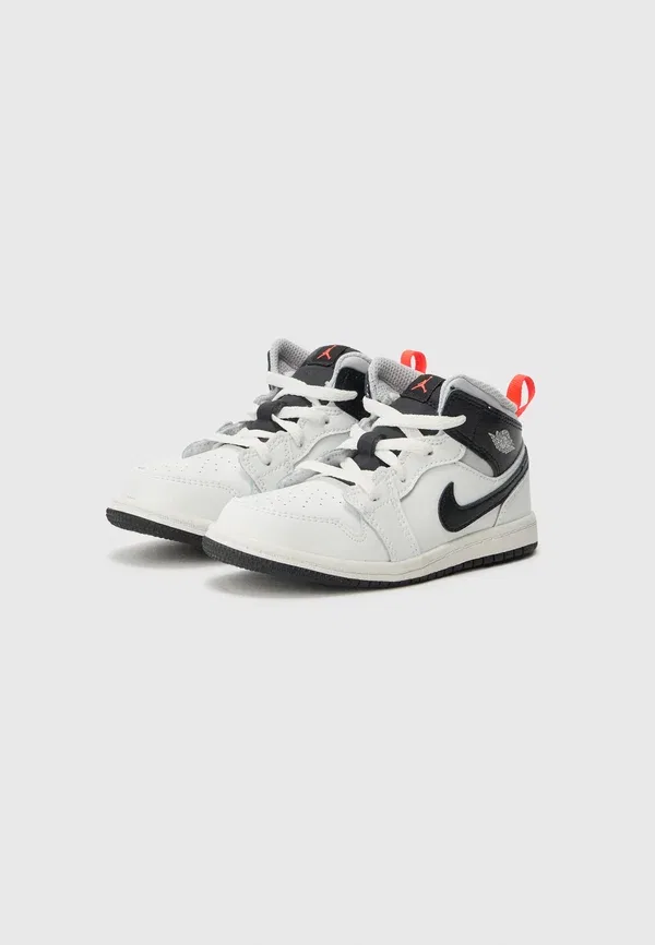 Кроссовки детские Jordan 1 Mid, Summit White/Black/Infrared/Neutral Grey, белый/черный/инфракрасный/нейтральный серый — фото 2