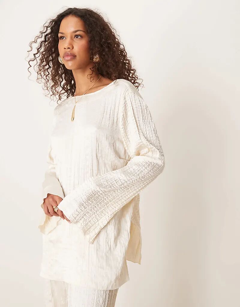 

Топ из жатого атласа с длинными рукавами ASOS DESIGN цвета «кремовый»