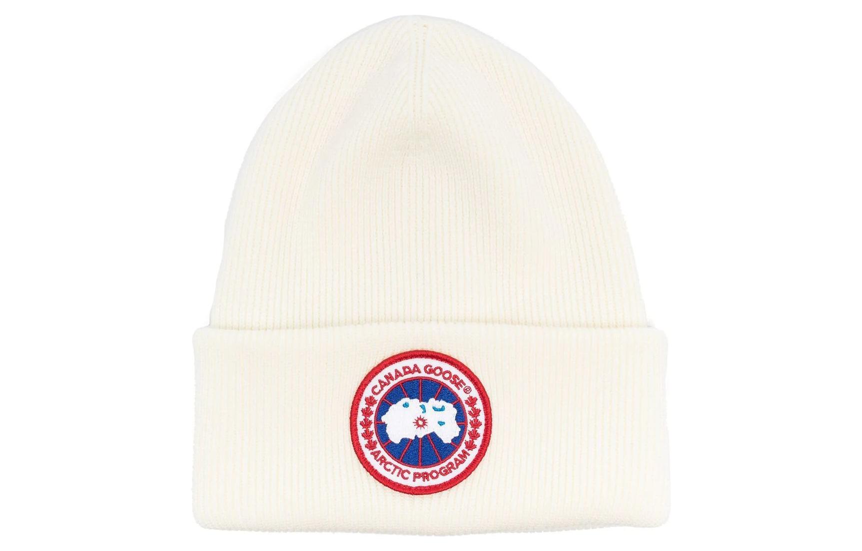 

Нашивка с логотипом. Ребристая трикотажная шапка Canada Goose, белый