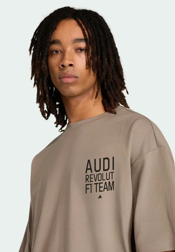 Футболка audi revolut f1 team elevated graphic ii с принтом Adidas Performance, Simple Brown /Hi-Res Red — фото 3
