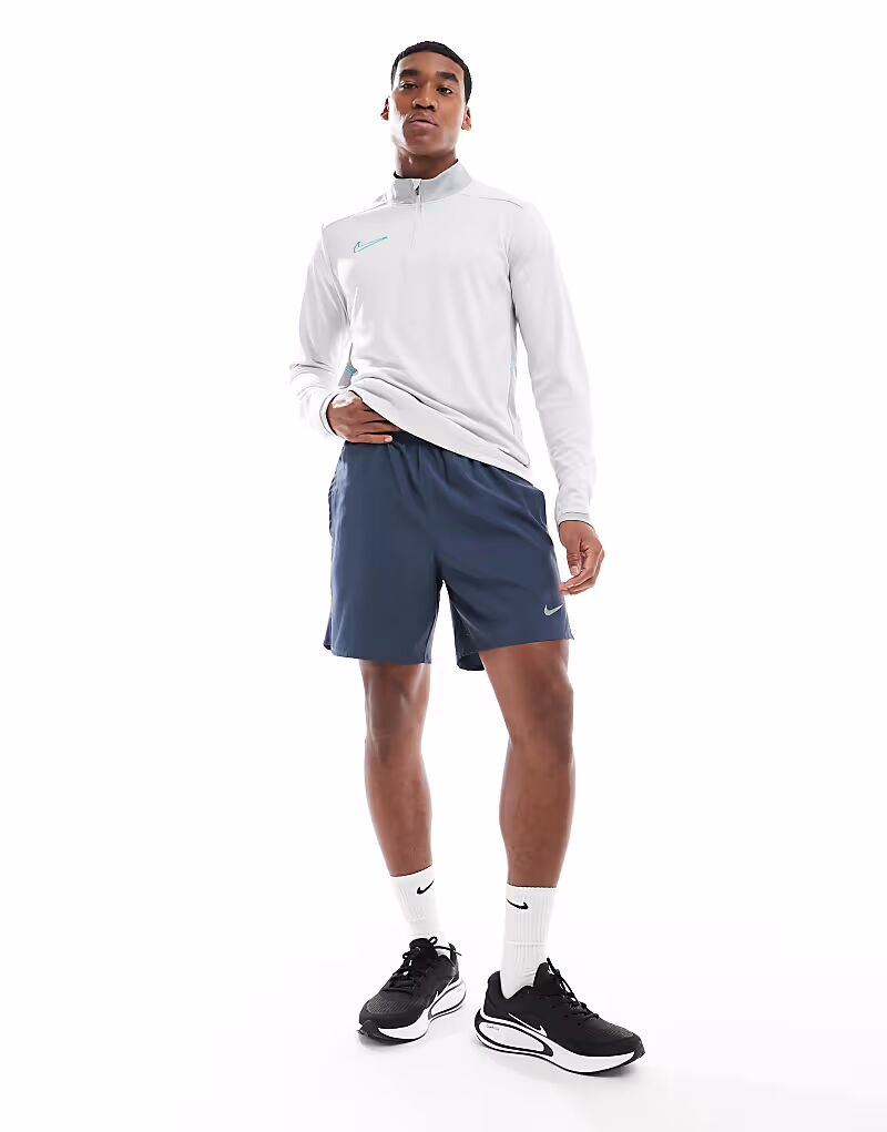 

Шорты 2 в 1 Nike Running Challenger Dri-FIT 7 дюймов темно-синего цвета