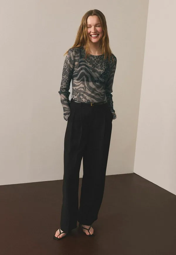 Блузка прямого кроя с круглым вырезом и жатой текстурой Next, Chocolate Brown Animal Print — фото 3