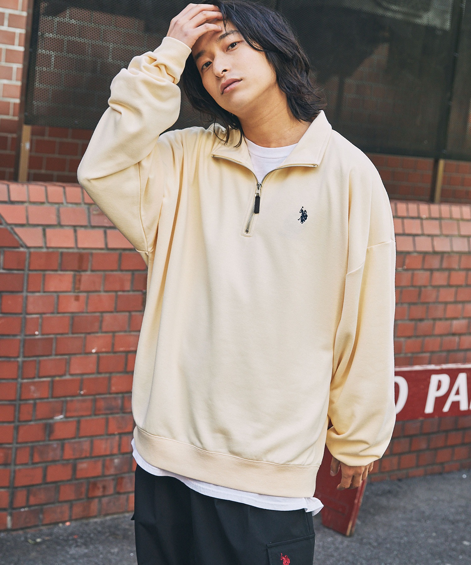 Эксклюзивная толстовка US POLO ASSN. с вышитым логотипом One-Point, воротником-стойкой и застежкой-молнией до середины груди — свободный крой. — фото 2