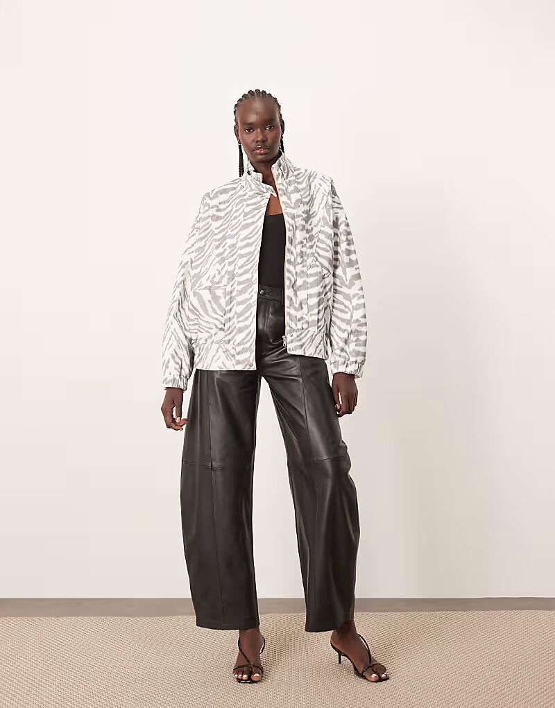 

Джинсовая куртка-бомбер с декоративными швами с тигровым принтом Arrange