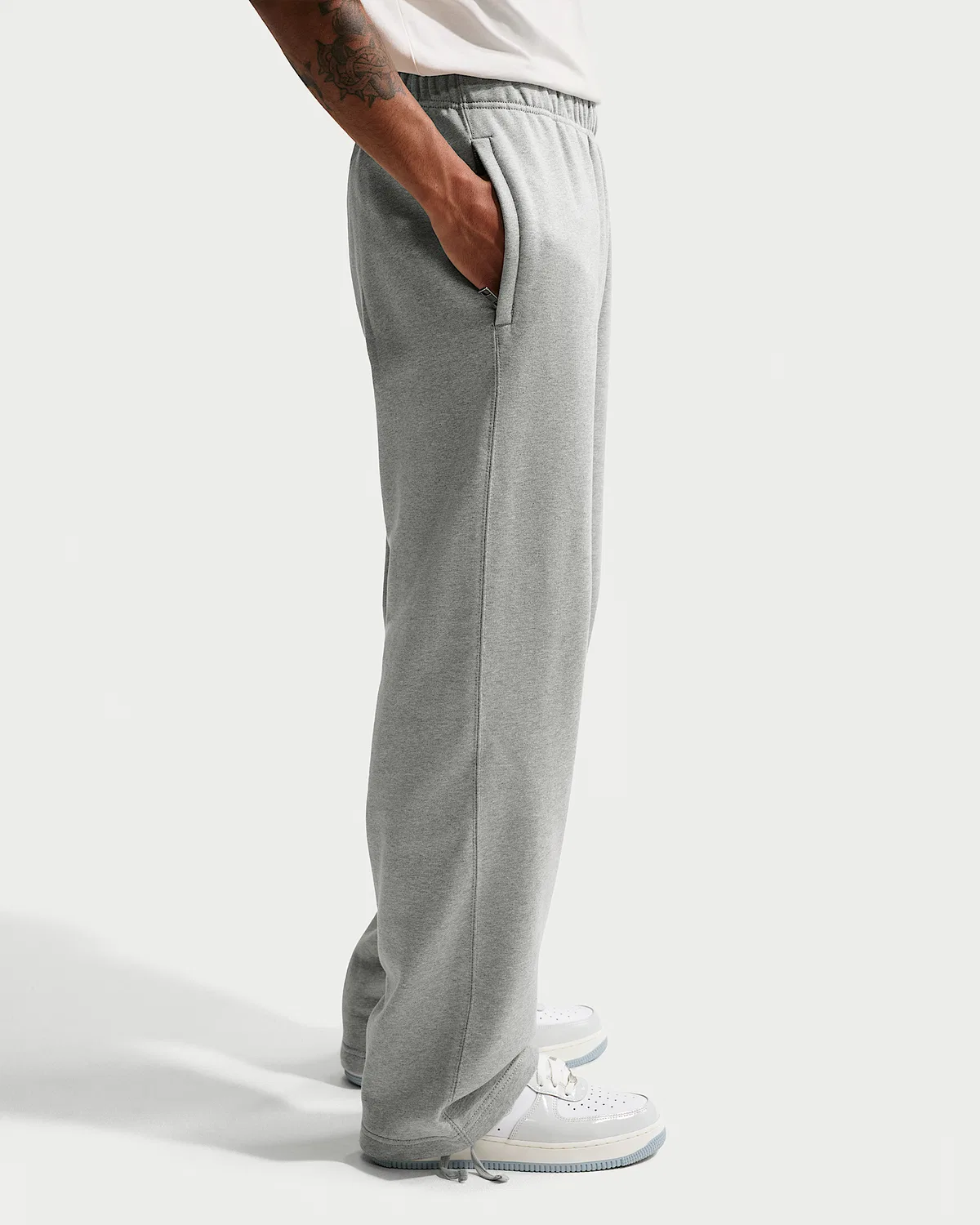 Мужские флисовые штаны Nike Solo Swoosh с открытым низом, Dark Grey Heather/White — фото 3