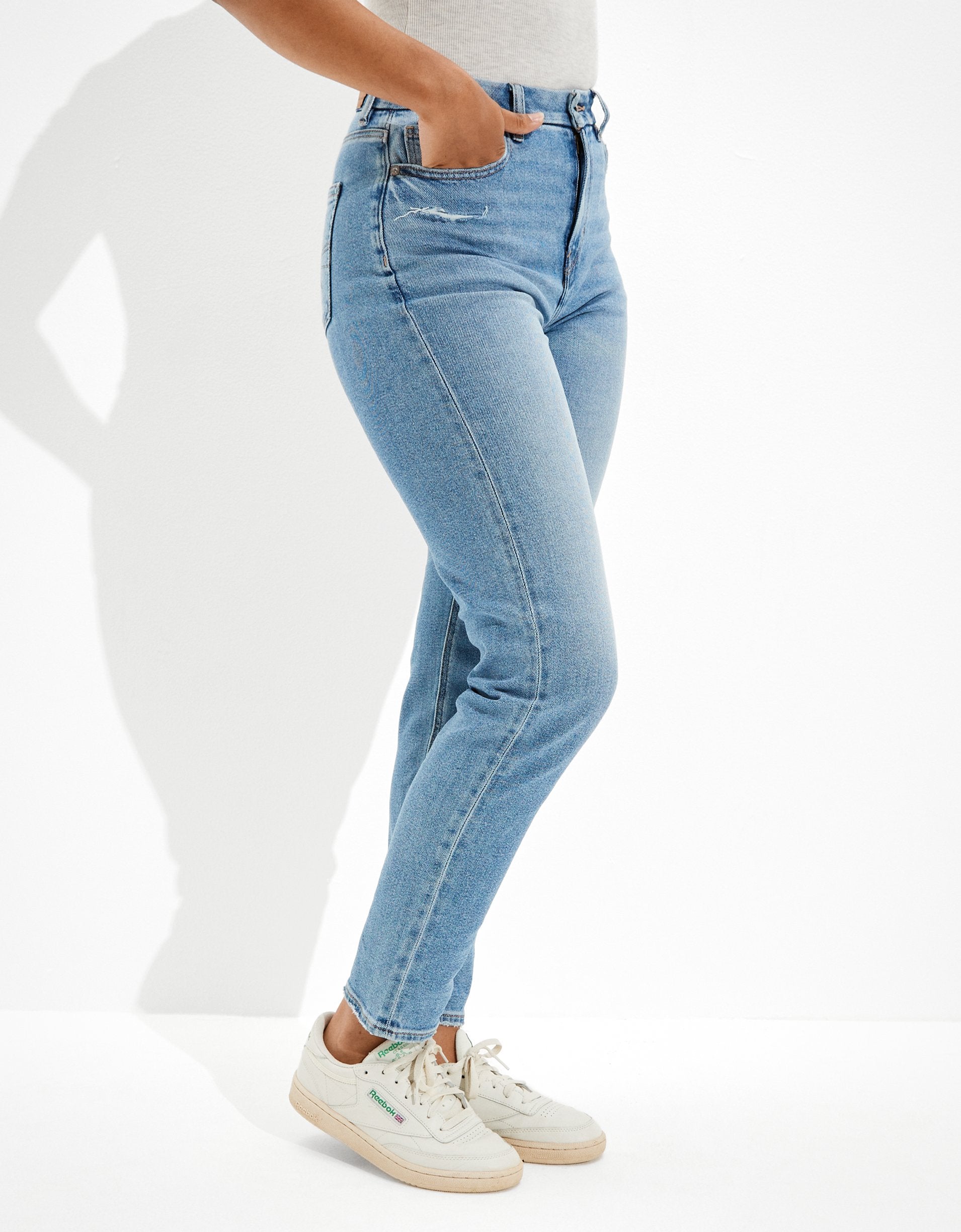 

Джинсы AE Stretch Curvy Mom American Eagle Outfitters, цвет campus brights