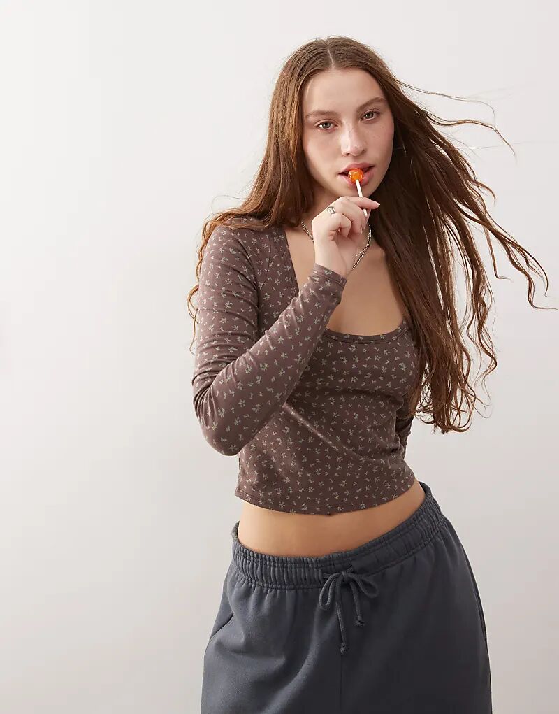 

Коричневый топ Pacsun с круглым вырезом и длинными рукавами и мелким принтом