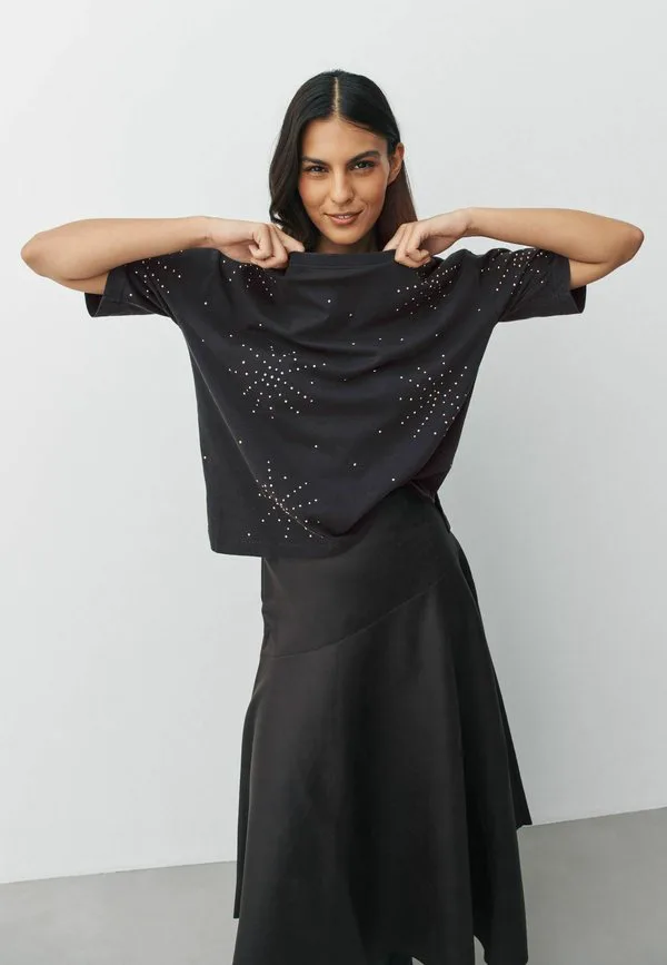 

Футболка стандартного кроя с круглым вырезом и декором из заклепок. Next, Charcoal, Черный, Футболка стандартного кроя с круглым вырезом и декором из заклепок. Next, Charcoal