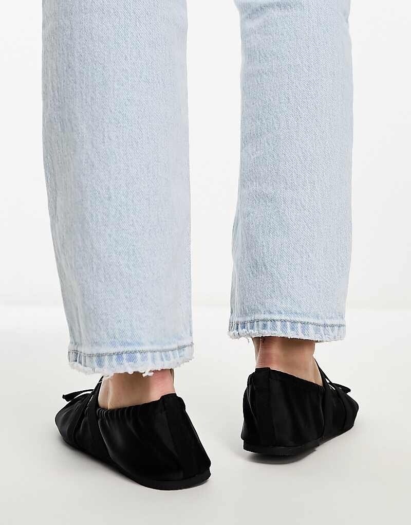 

ASOS DESIGN Wide Fit – Los Angeles – Черные атласные балетки со рюшами
