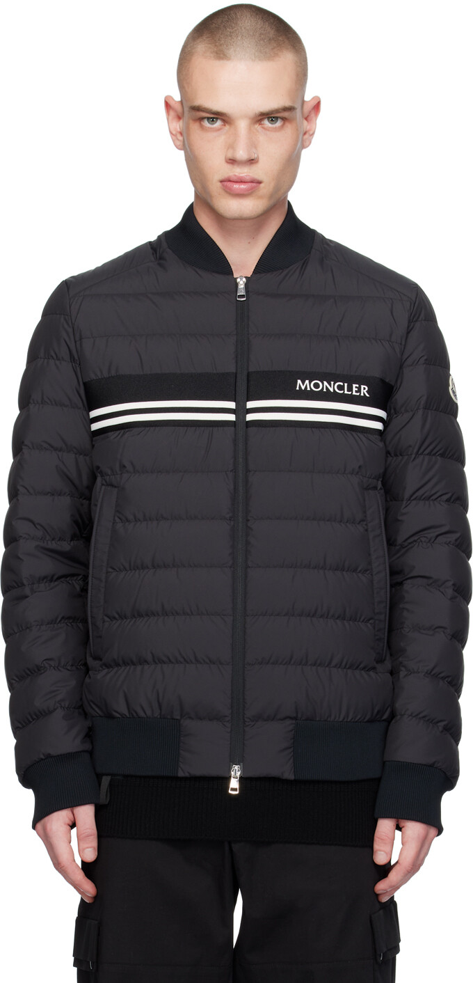 

Черный пуховик с нашивками Moncler