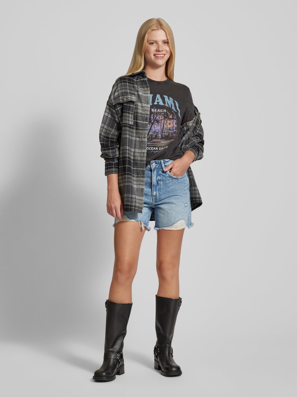 

Расклешенные джинсовые шорты в рваном стиле Gina Tricot