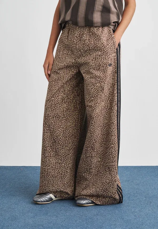Джинсы свободного кроя Firdbird pant Adidas Originals, цвет земляные слои/каменный хаки