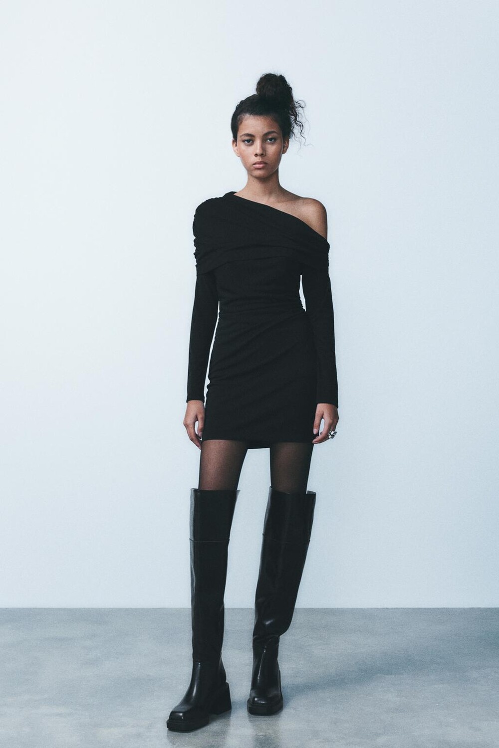 

Ассиметричное платье с плиссированными платьями ZARA, черный