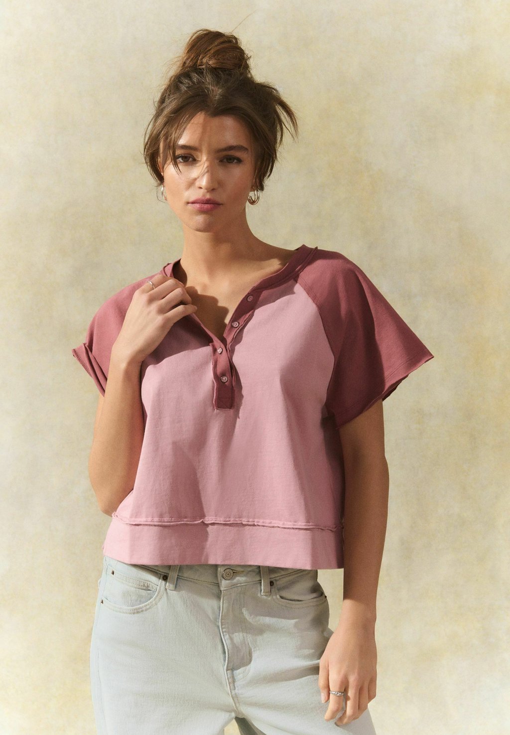 Футболка с принтом REGULAR FIT -SHORTER LENGTH RAGLAN COLOURBLOCK SHORT SLEEVE BUTTON HENLEY Next, розовый — фото 2